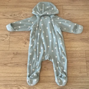 Mjukis overall barn - En mjuk och skön overall som passar både flickor och pojkar. Den är ljusgrön med vita prickar. Man kan justera ärmar och fötterna så barnet behöver exempelvis ej skor. Jättefin & modern som både är snygg och skön. Från Åhléns. Pris kan diskuteras!