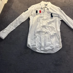 Ralph lauren  - Fin fin skjorta från Ralph lauren med france och nummer 3 bra pris! 