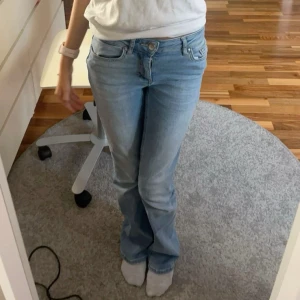 Lågmidjade bootcut jeans - Nästan aldrig använda🤍pris kan diskuteras