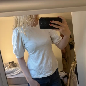 Vit T-shirt  - Tröja med puffärmar med snygg öppen rygg🤍