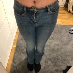 Säljer ett par snygga blå jeans från Vero Moda i storlek XS/30. De är i bra skick och knappt använda