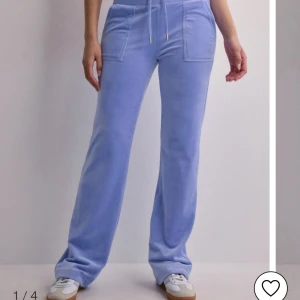 Juicy couture  - Säljer mina ljus blåa juicy couture byxor då dom inte kommer till användning längre. Har använt dom flera gånger men är utan defekter. Kom privat om mer bilder💗 (priset går att diskutera)