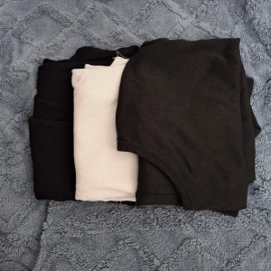 Tanktoppar  - 2 Från H&M som är S och en från Lager 157 och är XL.  Frifrakt. 