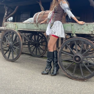 Brun korsettväst - Halloween pirat - Säljer en snygg brun korsettväst ,vilken är perfekt för en cowboy-look, eller Pirat. Den har en dragkedja bak och är i mockaliknande material. Perfekt för halloween eller Cosplay! 