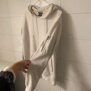 FSBN hoodie - Hoodie från FSBN med dragkedjeficka på ena ärmen