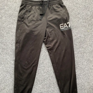 EA7 Emporio Armani träningsbyxor - EA7 Emporio Armani träningsbyxor/trackpants. Använt skick men ändå stabila. Storlek: M. Hör av er vid eventuella frågor!! 