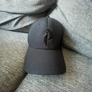 Peak performance keps - Bra skicka, bara att höra av sig vid funderingar!