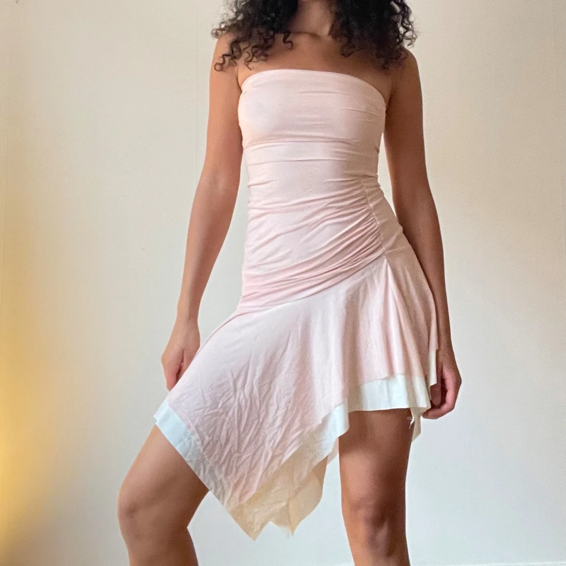 Ljusrosa axelbandslös klänning