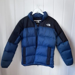 north face herr jacka  ” M Diablo Down ” - superfint skick! inga skador, den är nästan som ny! färgen är Shady Blue/Black och är i storleken S. jackan är köpt för några år sedan för 3500kr från stadium men använt sparsamt! :) kolla in beskrivningen från stadium på sista bilden om du vill veta mer om jackan. skriv gärna om du har frågor, vill ha mer bilder, eller liknande! ⚠️ pris går att diskuteras! ⚠️ 