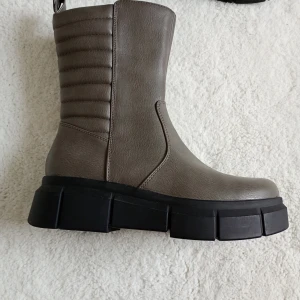 Ett par stövlar oanvända storlek 38  - Ny oanvända har köpt 2 stycken jag har testat en och man känner sig mycket längre väldigt bekväma supersköna inte för tunga 