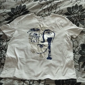 Cool grafik T-shirt  - Cool abstract T-shirt från Zara 💕