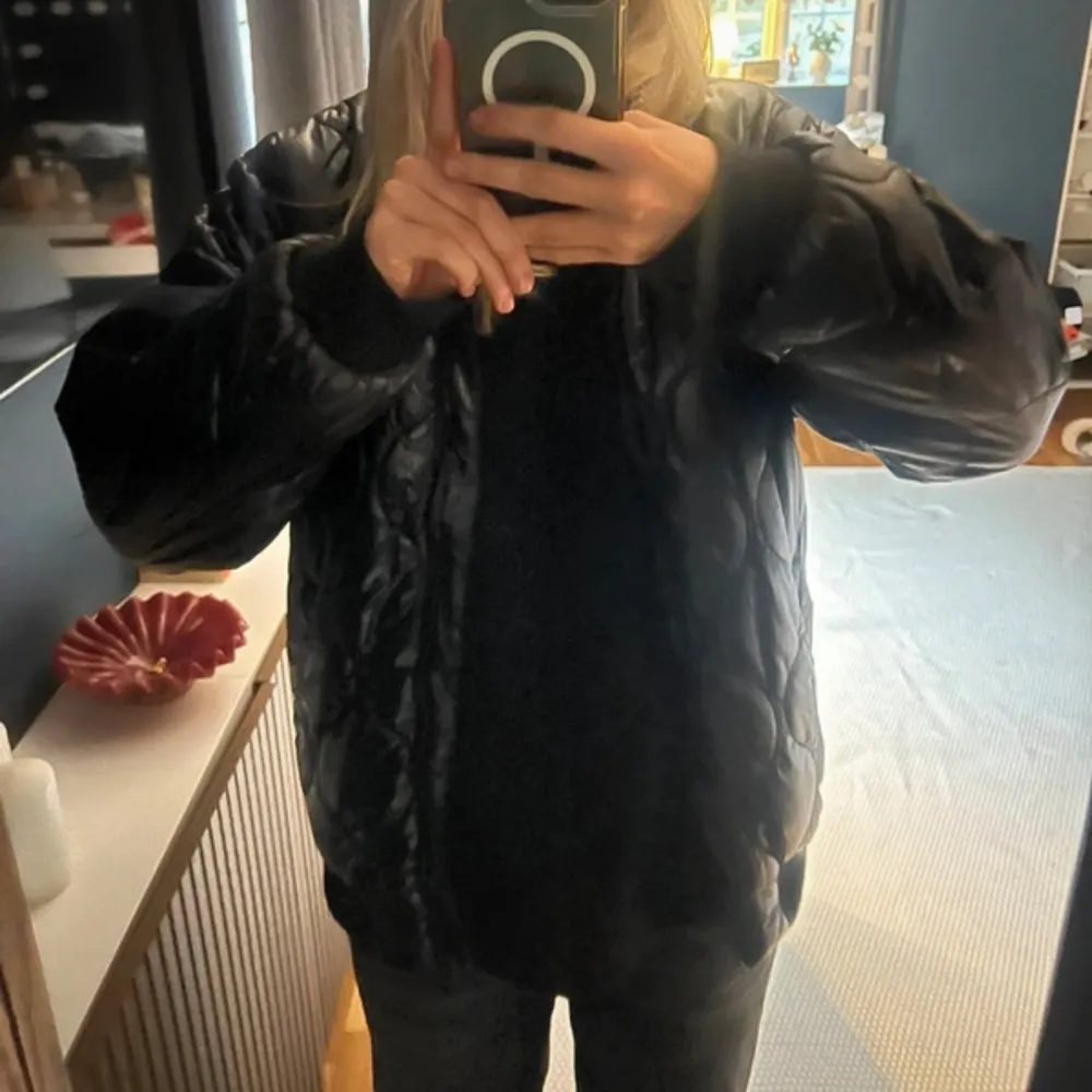 Så snygg och cool glansig bomber jacka från H&M säljs inte längre. Är i en oversized storlek. . Jackor.