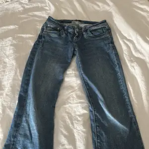 Blåa ltb jeans i modellen valerie, storlek W24 L30. Väldigt bra skick. Säljer pga att de är för stora för mig😓😓 skriv för mer bilder eller detaljer!! (Pris kan diskuteras)