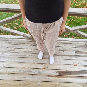 Linnebyxor - Linnebyxor köpta på någon butik på Öland men står inget märke, lite skrynkliga för de är oanvända och det står inte heller storlek men skulle gissa på xs/s. Kan sänka pris vid snabb affär.