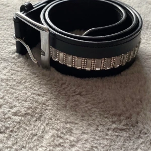 Equestrian Stockholm skärp - Skärp med strass/diamanter från Equestrian Stockholm. 90 cm. I nyskick.