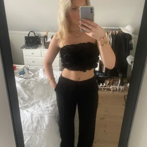 Crop top - Fin crop top med 3D blommor. Enbart testad