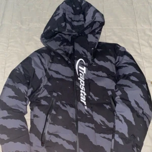 Trapstar Puffer Jacka  - Väldigt skön och varm (comfort). Säljer den för att jag inte använder den längre då jag har en annan jacka.