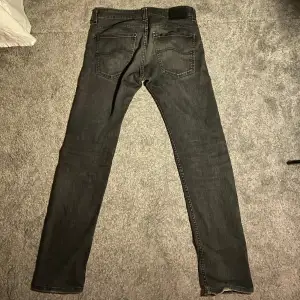 Jeans från märket Lee. Modellen heter Powell och sitter slimfit. Sitter som 32 i midjan. Skicket är bra men tecken på användning men det gör en snygg vintage look.  Hör av dig om fler funderingar eller frågor.