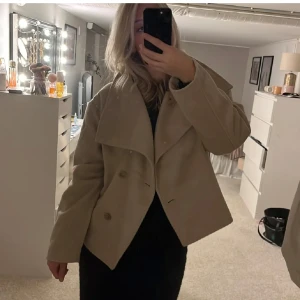 Beige jacka - Superfin mjuk jacka, varm och gosig🧸 Knappt använd. Nypris 699kr 