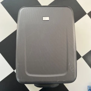 Resväska mellan - Mörkgrå mellanstor /65 cm.Lätt.Rejält tyg.Ficka med dragkedja.Rem på motsatt sida.Insida nyskick.Hel & ren (grundligt tvättad i badkar).Utsidan har små repor/märken, inga sprickor i plasten.Starkt bra handtag.Två tunna hjul. Hämtas i Nacka strand.