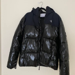 Calvin Klein High Shine Puffer Jacket  - Säljer denna Calvin Klein jackan för herrar. Jackan är helt oanvänd och endast testad, så den är i perfekt skick.  Köpt på Zalando för 2-3 år sedan.