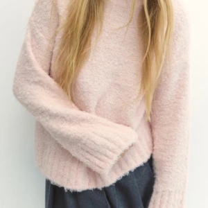 Stickad tröja  - Rosa stickad från hm i storlek M, ok skick lite nopprig annars bra💓