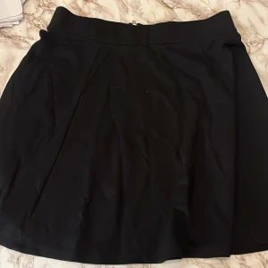 Sommar Stockholms stil kjol  - En svart kjol jätte fin på sommaren lite vintage och passar jättebra på storlekar S-L basic men bra bas plagg tvättas innan frakt 