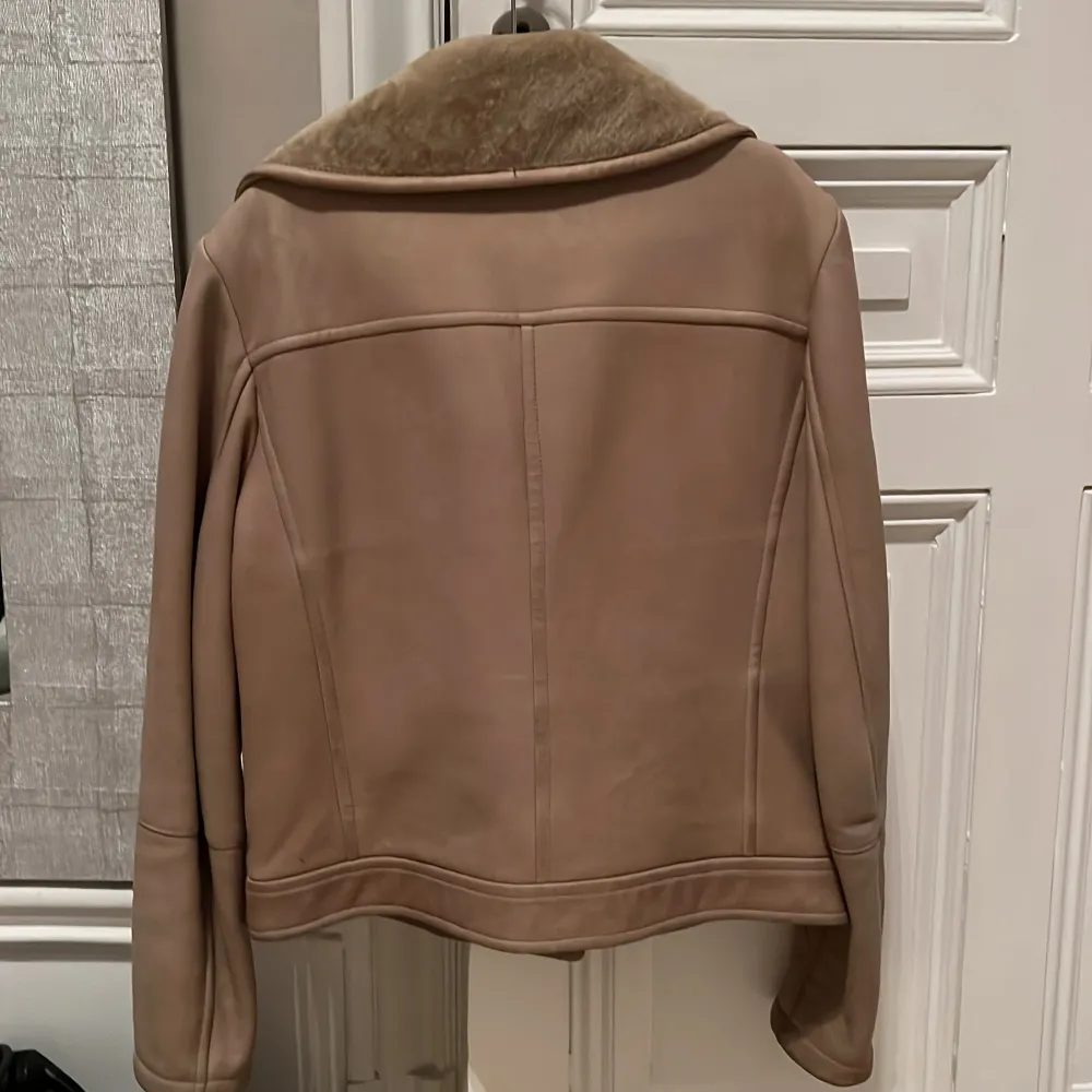 Säljer en snygg beige skinnjacka i bikermodell från Prada med lamullsfoder och en klassisk stilren design. Nypris 60.000. . Jackor.