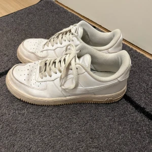 Nike Air Force 1 - Tjena, säljer dessa AF1, de är i gott skick utan några stora anmärkningar (se bilder) Man kan garanterat få de att se bättre ut genom en tvätt eller bara rengöra de. Använder de aldrig längre, så därför kommer jag sälja de för en billig peng!