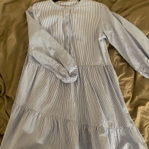 Zara klänning - Säljer en jättefin randig klänning från Zara då den inte kommer till användning! Den har trekvartsärmar och går till mitten på låren på mig som är 168!