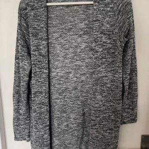 Lång kofta - Knälång tun kofta från hm, knappt anvömd, superbra skick.