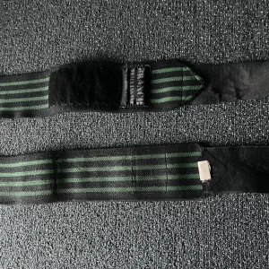 Gasp handledsskydd  - Riktigt sköna handledsskydd som ger riktigt bra stabilitet. Inga problem överhuvudtaget med dom utan att kardborrebandet på ena var trasigt men nu fixat. Annars funkar de perfekt.