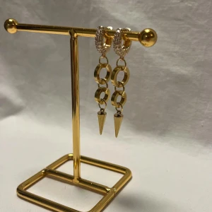Örhängen  - Väldigt fina örhängen! Finns i guld.  Köp för 109kr/st Eller 199kr/paret. Modell 138 Smyckes ställningen finns även att köpa för 299kr!