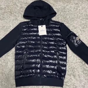Moncler cardigan - Säljer en snygg svart Moncler cardigan i mycket bra skick. Perfekt för höst och vår! Säljer pga då jag ej tänker använda den så mycket mer. Kvitto finns)