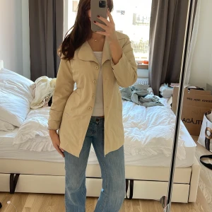 Beige trenchcoat  - Sjukt snygg trenchcoat från Two blue💕den har två fickor framtill o är i väldigt bra skick!