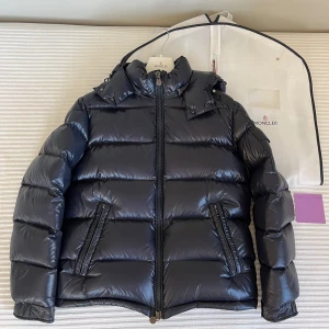 Moncler Maya - Storlek: 3. Skick: 9/10. Färg: Marinblå. Nypris: 17 790 kr. Pris: 9000 kr