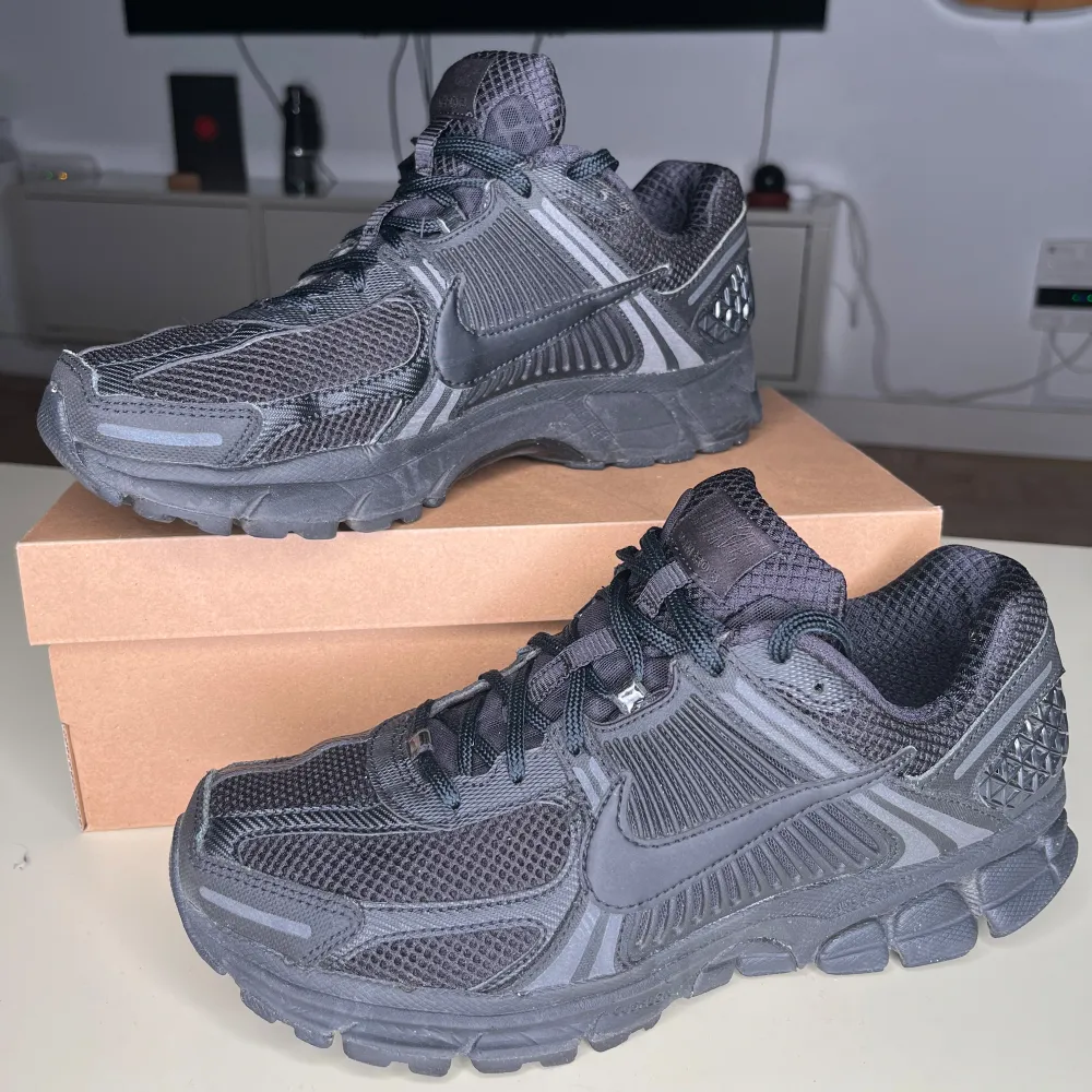 Very good condition, bought them this summer and used them for 1 month. The upper and the sole are in excellent condition with small signs of use. Inside material is in a perfect condition without any signs of use (no holes or scratches). Don’t have a box. Skor.