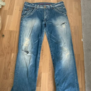 baggy low waisted jeans - skitsnygga unika baggy lågmidjade jeans. Lite damaged längst ner