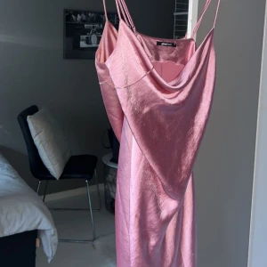 Miniklänning i satin, rosa  - Säljer denna korta rosa satinklänning från Gina tricot i storlek 36. Den kan ha någon minuters som skicket ut och lite missfärgning men inget man tänker på. 
