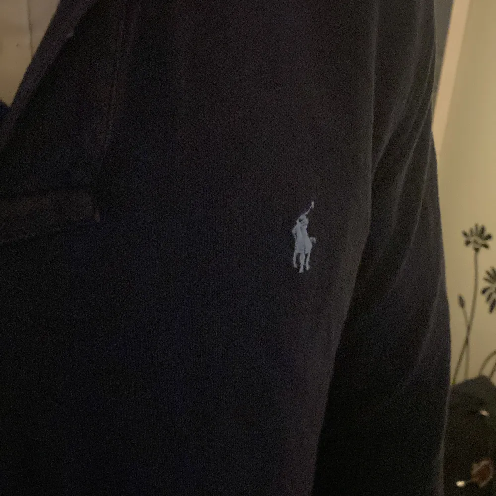 Tja säljer nu min tvär feta Ralph lauren pike säljer för jag sparar in för moppekortet, skick: 9/10 100% äkta såklart passar perfekt att ha nu inför hösten hör av dig vid minsta fundering.. Skjortor.