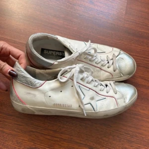 Golden goose superstar - Storlek 42. Sjukt bra pris, endast 2100kr. Skick 7/10. Skriv vid frågor📦🙏