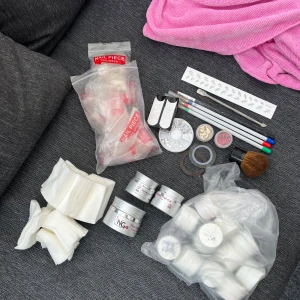 massor nagel grejer! - 12st olika gel färger- olika mycket kvar. Nagelgiganten soak off clear gel 15ml ny! builder pink gel 15ml, prima builder clear gel 30ml, se bild 💞Tippar, borstar, stenar, glitter mm. om jag hittar mer kommer det skickas med! Skriv gärna vid frågor 💓