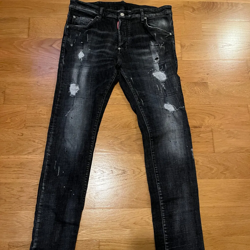 Jättefina svart tvättade dsquared2 jeans med slitningar. Jeansen är i nyskick och knappt använda. Pris kan diskuteras vid snabbaffär . Jeans & Byxor.