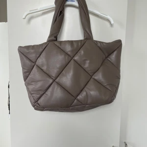 Quiltad väska H&M - Använd ett flertal gånger men fortfarande i väldigt bra skick