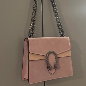 Rosa väska i sammet och läder  - Superfin rosa väska i sammet och läder, aldrig använd.