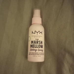 Nyx marshmellow setting spray  - Säljer en Nyx marshmellow setting, den är helt full, endast sprayad vid två tillfällen! Köptes för 159kr, säljer den för 110kr + frakt! 