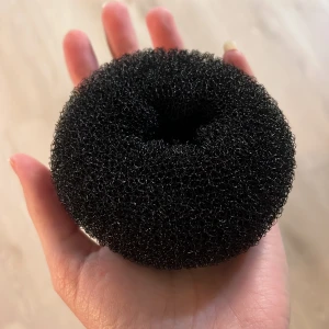 Hair donut - Skulle säga att det är mellan size! Den har inte använts eftersom den inte fungerar för mitt hår!