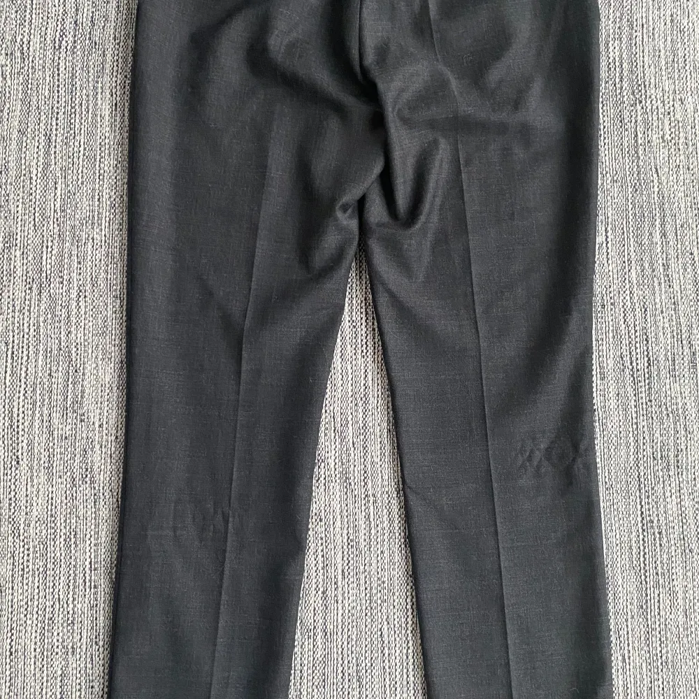 Nya grå kostymbyxor i strl 40 från Morris, modell Morgan Trousers. Nya, aldrig använda. Mått Midjan: ca 42 cm Längd från grenen och ner: ca 75 cm 54% polyester, 44% ull och 2% elastan Kommer från ett djur och rökfritt hem.. Farkut & Housut.