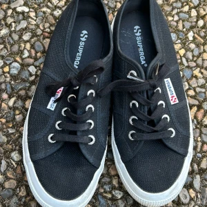 Superga dam sneakers strl 38 - Nästan nya superga sneakers.  Strl 38. Använda max tre gånger.  