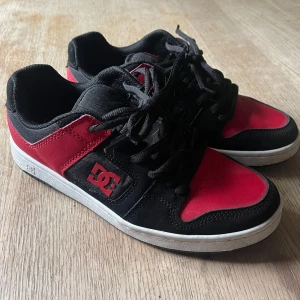 DC shoes  - Väldigt fint bevarade, inga skador Storlek 40